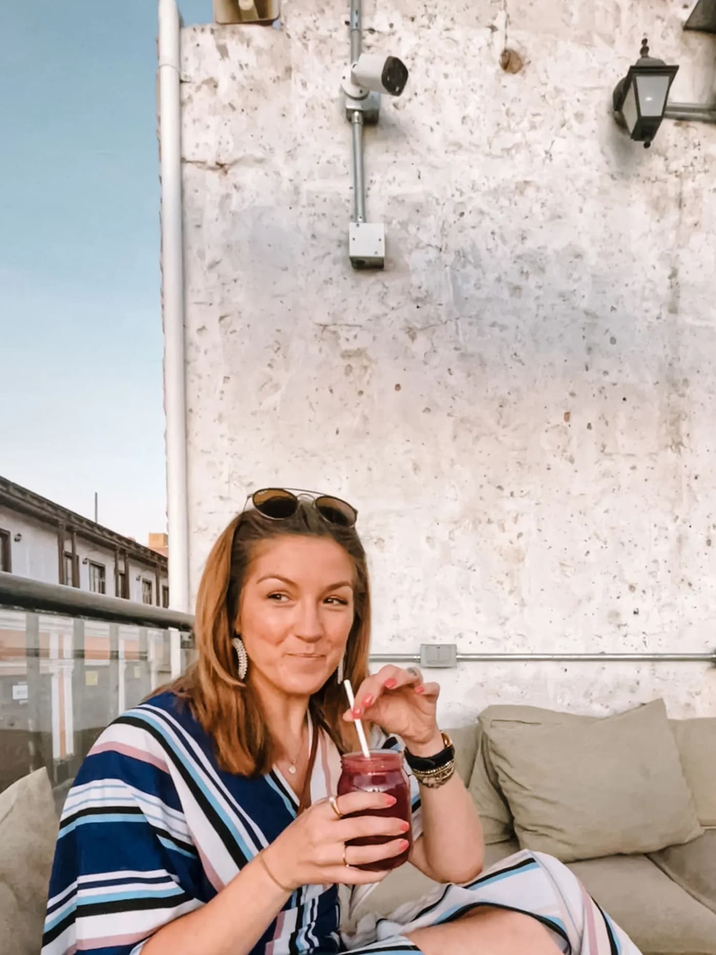 Daley ontspannen op een rooftop terras tijdens een reis